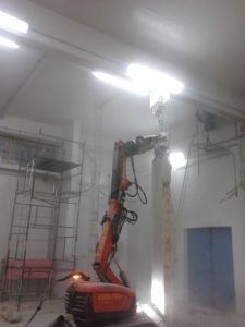 Demolição controlado e mecanizada de pilar em concreto armado