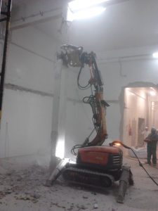 Demolição controlada e mecanizada de pilar em concreto armado.