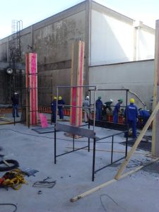 Montagem de formas de madeira para a ampliação vertical da fábrica.