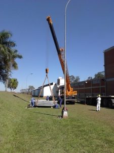 Içamento de lajes alveoláres fabricadas industrialmente para novo pavimento industrial.