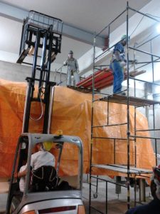 Içamento de perfil metálico para reforço estrutural de pavimento industrial.