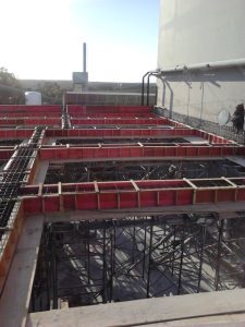 Preparação de formas e armação para novo pavimento industrial.