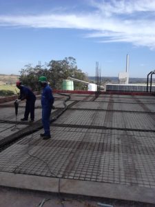 Painéis montados e preparados para concretagem de capa de concreto com alta resistência.
